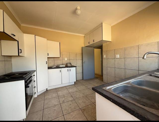 2 BEDROOM TOWNHOUSE FOR SALE IN VANDERBIJLPARK CW 5